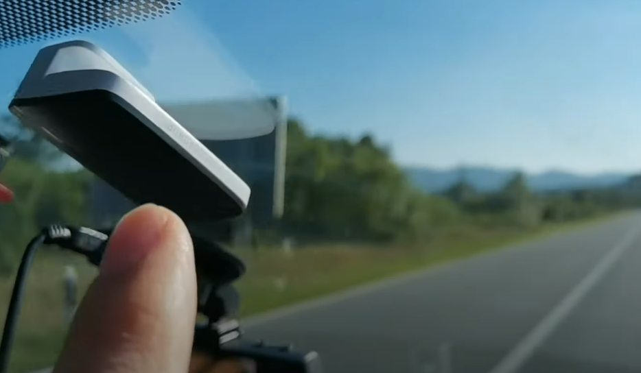 TAG uređaji omogućavaju automatsko plaćanje putarine, lako se kupuju i dopunjavaju, olakšavajući putovanje kroz Grčku.