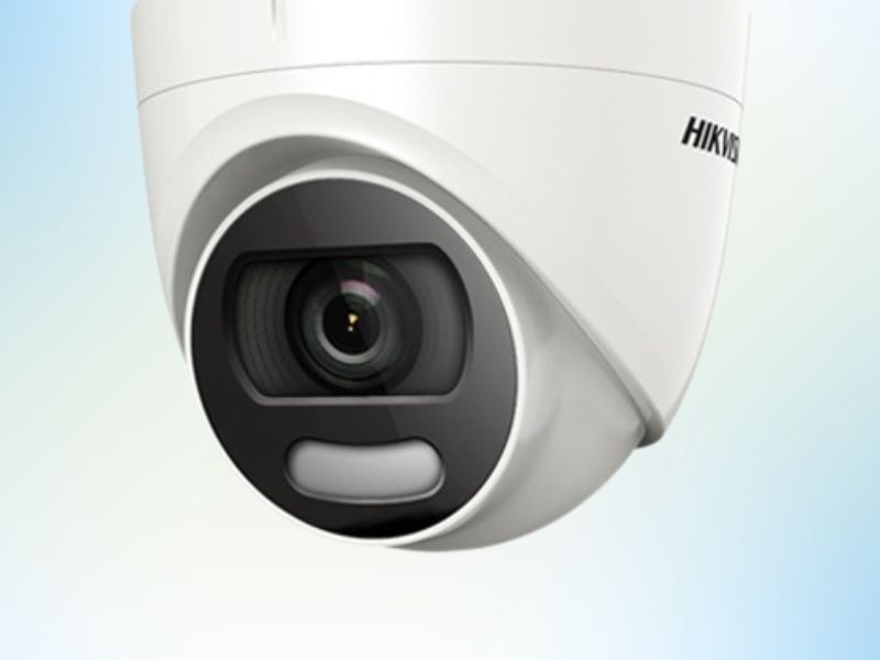 Model kamere Hikvision ColorVu DS na plavo beloj pozadini