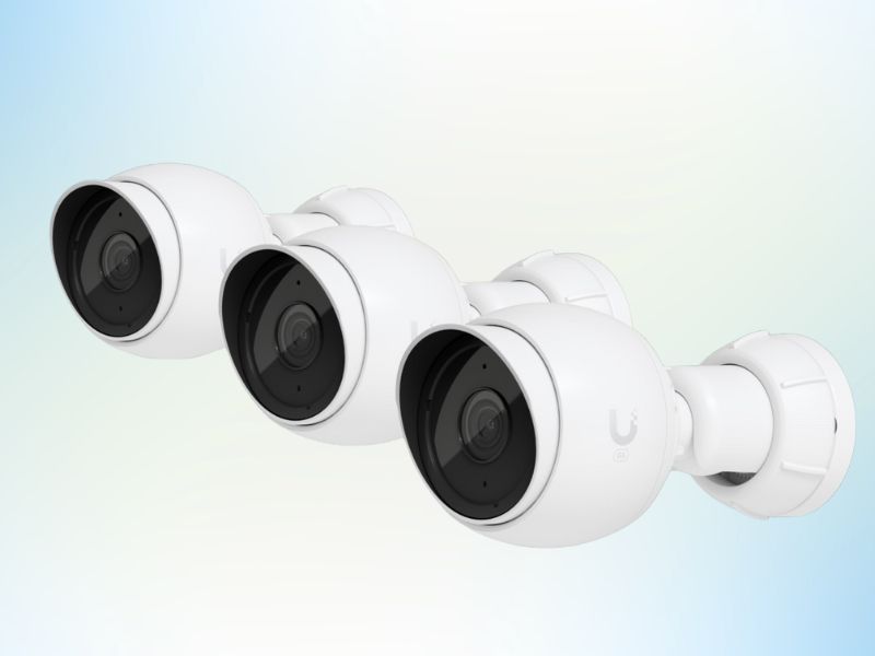 Tri modela kamere Ubiquiti UniFi G5 Bullet na plavo beloj pozadini