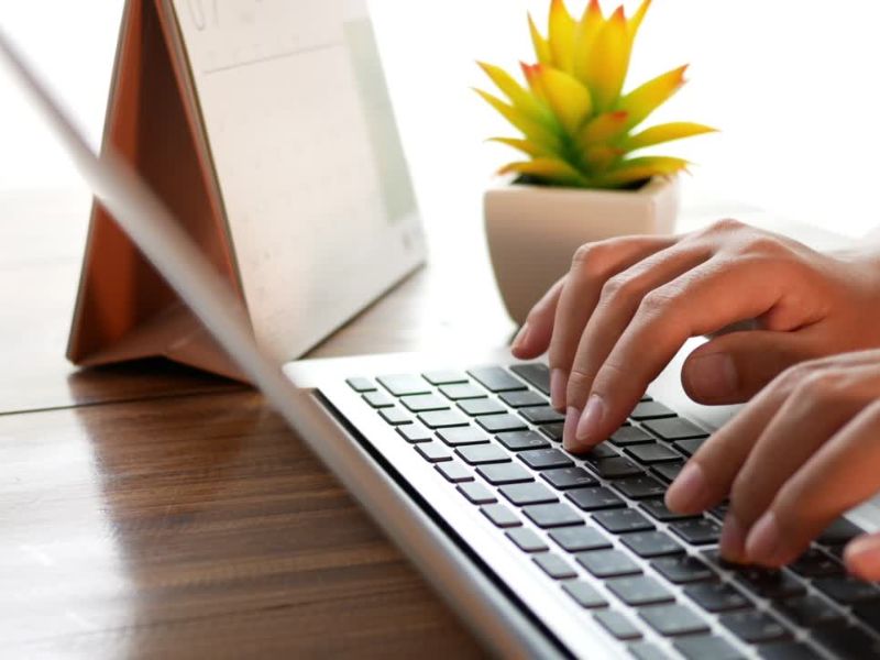 osoba koristi laptop