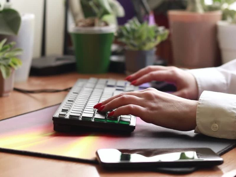 devojka kucka po tastaturi