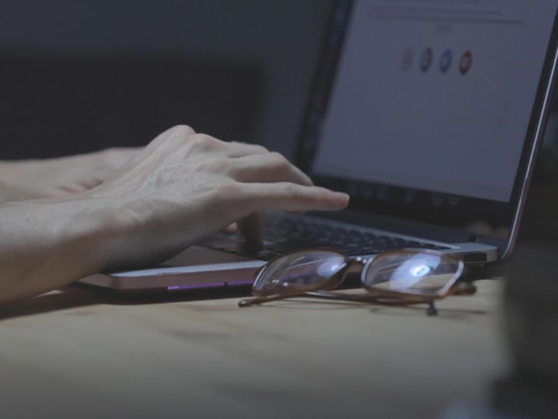 devojka koristi laptop