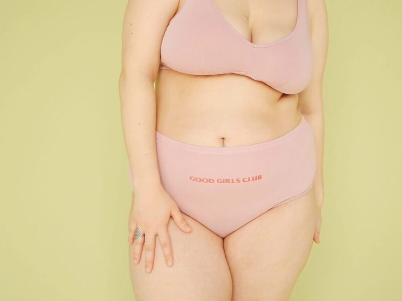 devojka u roze kompletu donjeg veša