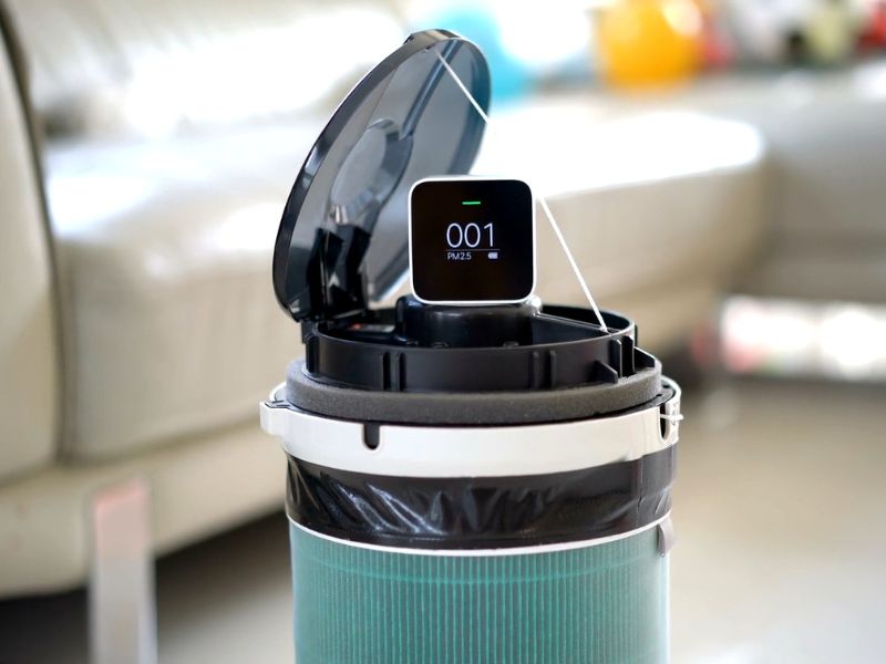 prikaz prečišćivača vazduha u dnevnoj sobi