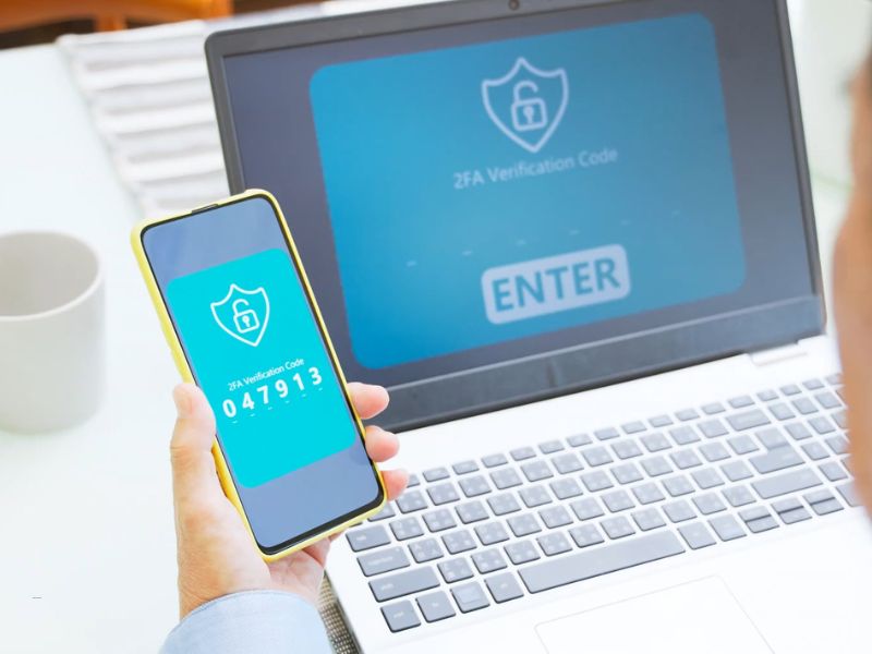 osoba se loguje uz pomoć 2FA