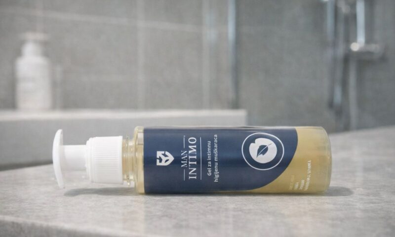 prikaz man intimo gela u kupatilu na polici