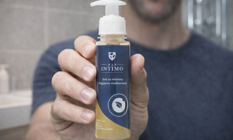 momak drži u ruci man intimo gel