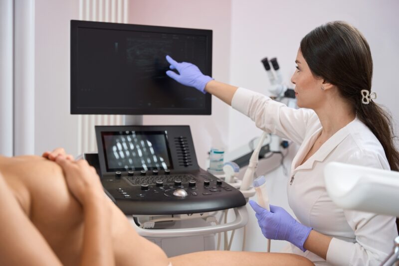 Doktorka obavlja ultrazvučni pregled dojki