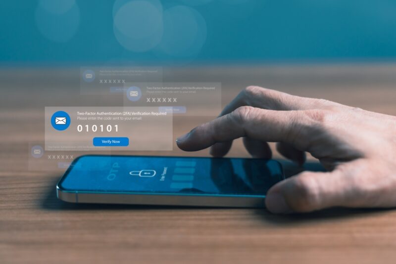 Unos verifikacionog koda na pametnom telefonu uz prikaz dvofaktorske autentifikacije (2FA)