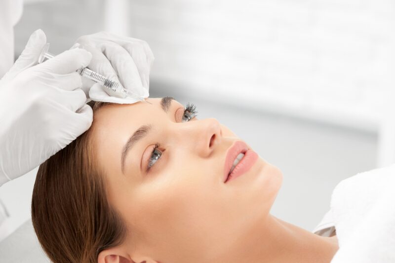 devojka na tretmanu lica