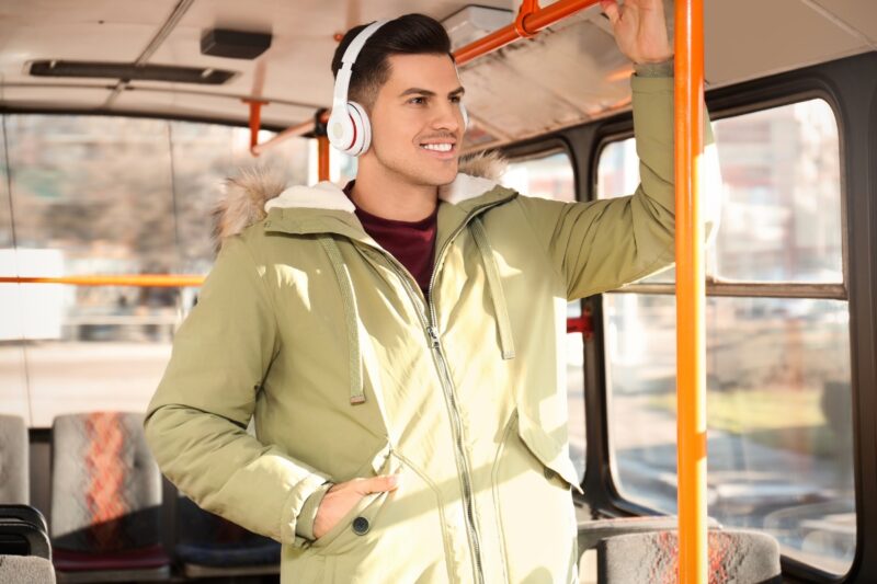 momak sluša audio knjigu u gradskom prevozu