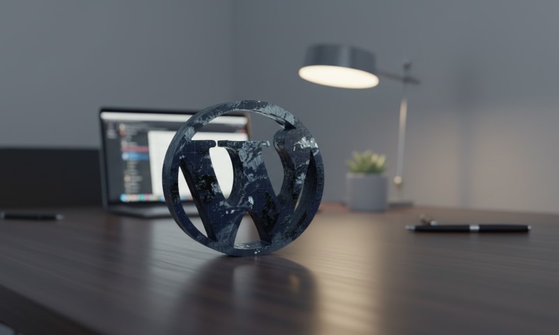 Znak WordPress-a na kancelarijskom stolu