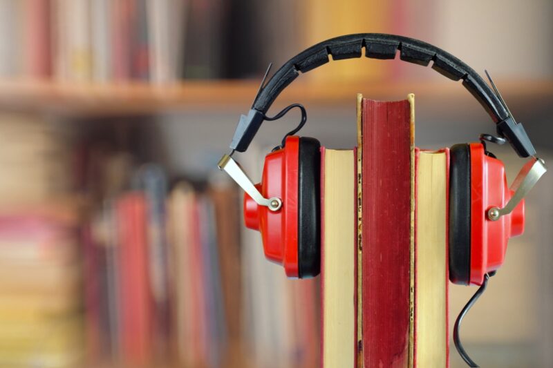 prikaz knjige i slušalica na njoj