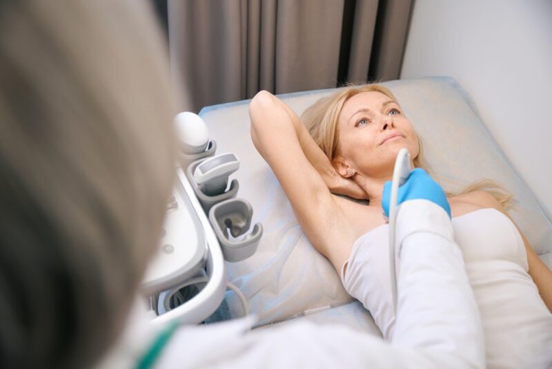 Ultrazvučni pregled dojke i pazušne regije u medicinskoj ordinaciji