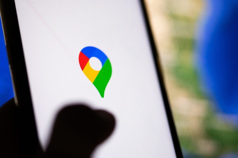 osoba koristi google maps na telefonu