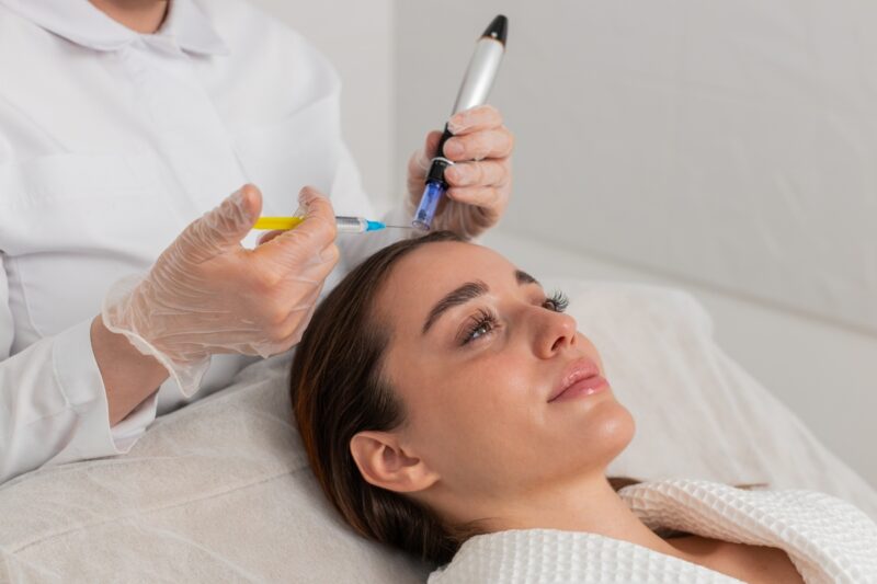 devojka leži i uživa na mezoterapiji