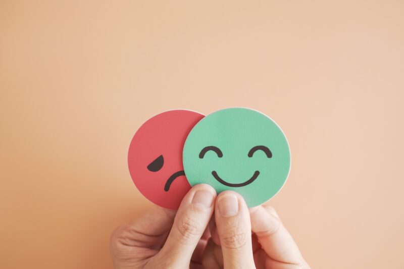 prikaz tužnog crvenog i veselog zelenog smajlija