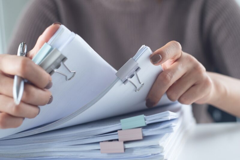 devojka popunjava dokumentaciju na papirima