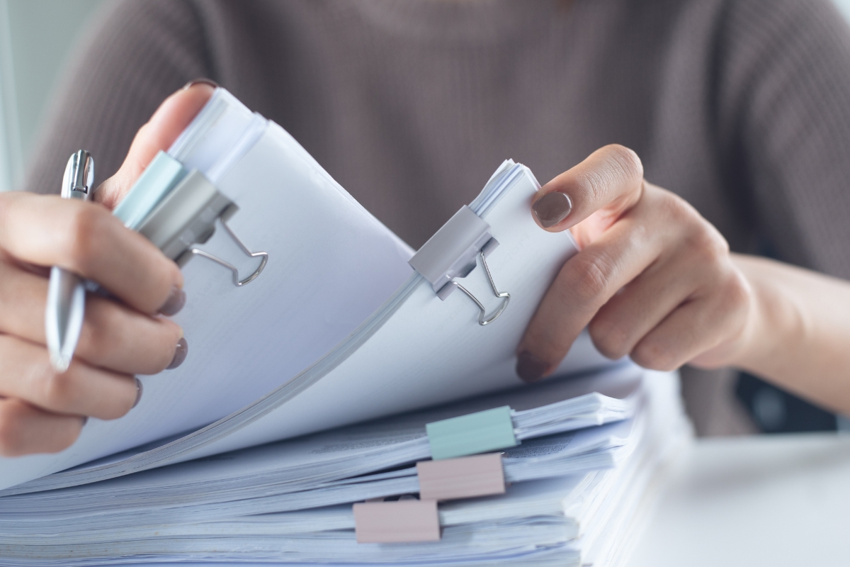 devojka popunjava dokumentaciju na papirima