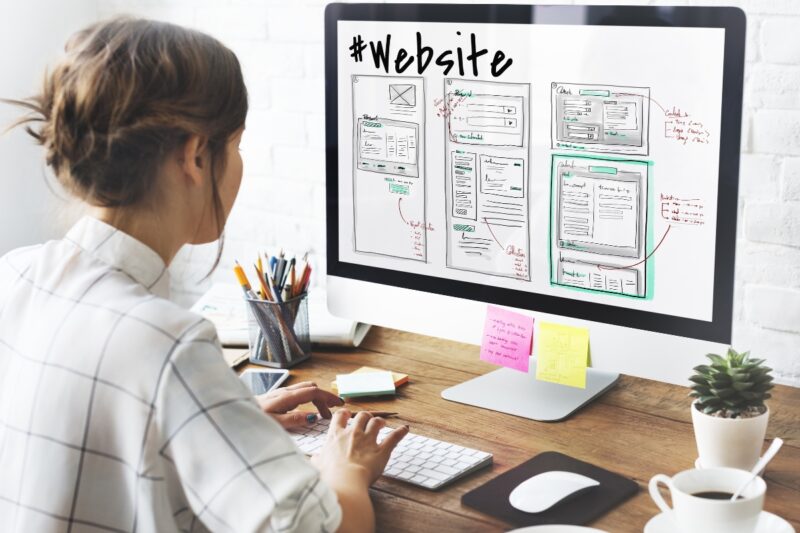 devojka optimizuje sajt