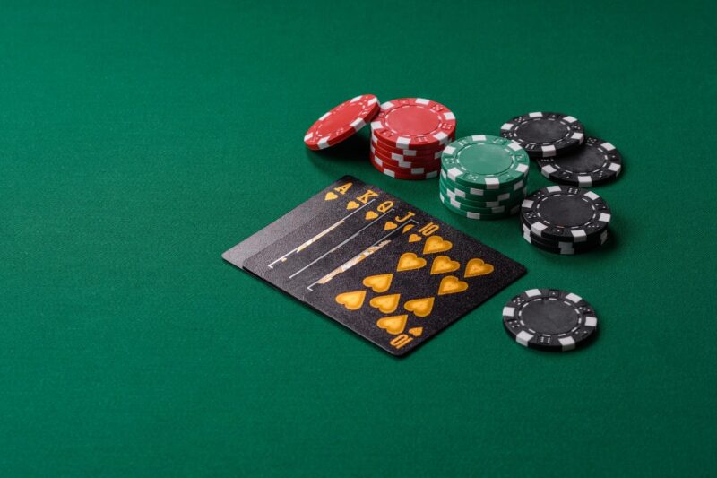 poker sto sa kartama i čipovima