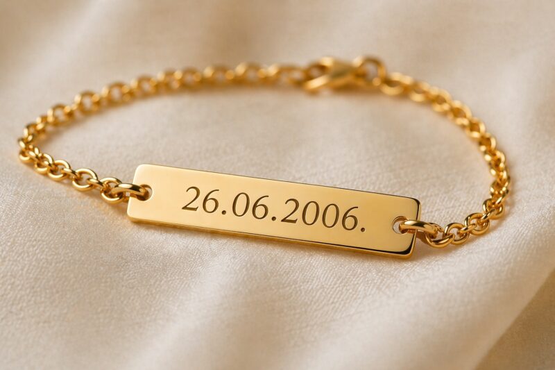 Zlatna narukvica sa ugraviranim datumom kao simbol posebnog trenutka
