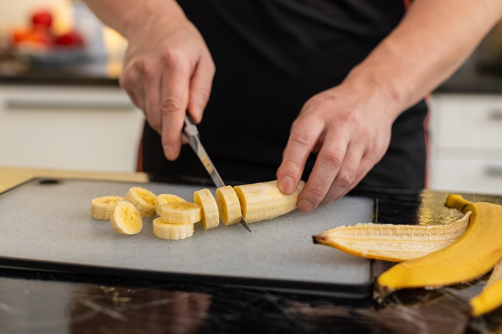 Sečenje banane za užinu