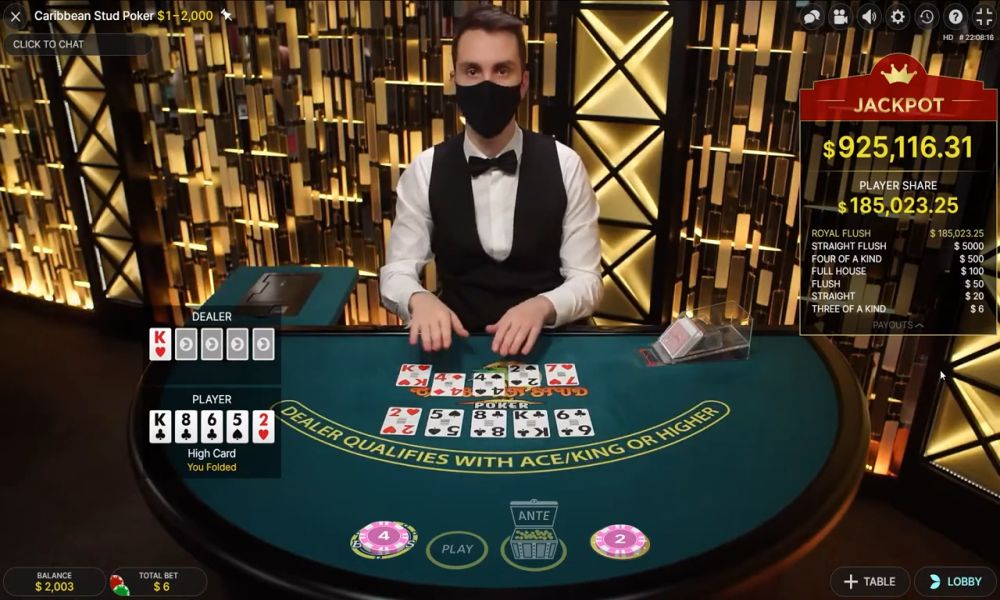 Diler za stolom u Caribbean stud pokeru otkriva karte i proverava da li ispunjava uslov za kvalifikaciju