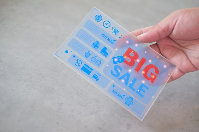 prikaz big sale na ruci kod osobe