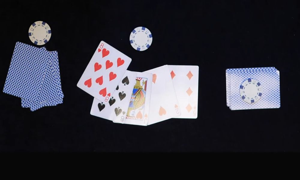 Otvorene karte u Caribbean stud pokeru prikazuju kombinaciju koja se poredi sa dilerom