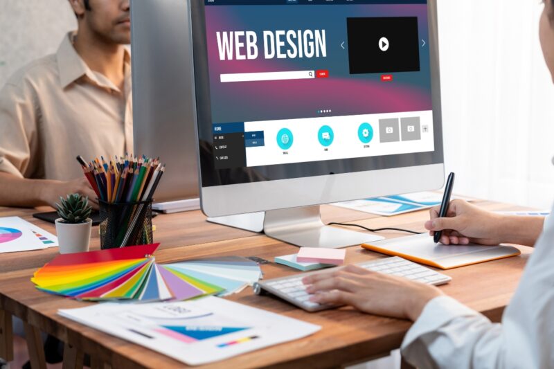 devojka radi webdesign sajta