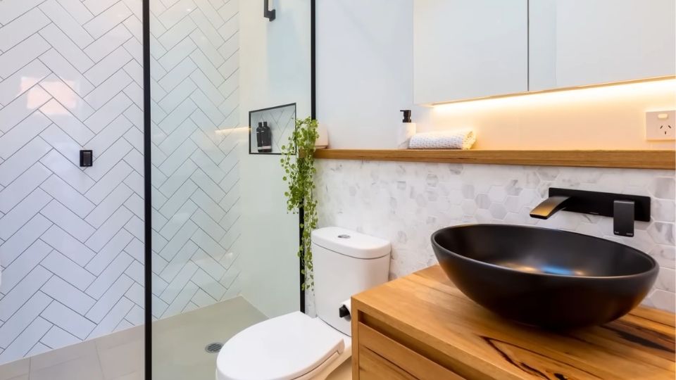 Minimalistički dizajn kupatila sa čistim linijama i neutralnim bojama