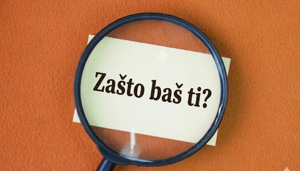 Lupa iznad poruke „Zašto baš ti?” kao simbol jasnog pozicioniranja brenda