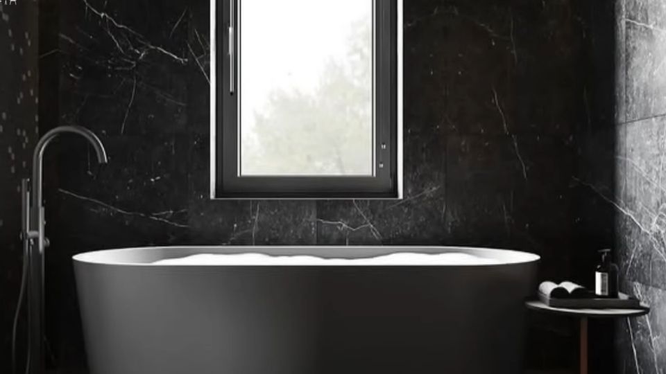 Moderno malo kupatilo sa kadom, tamnim zidovima i funkcionalno uređenim prostorom