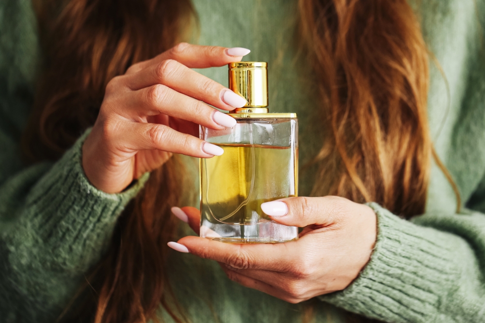 Parfem je sofisticiran i intiman poklon koji pokazuje pažnju prema ukusu i ličnosti osobe, jer pravi miris može naglasiti stil i karakter
