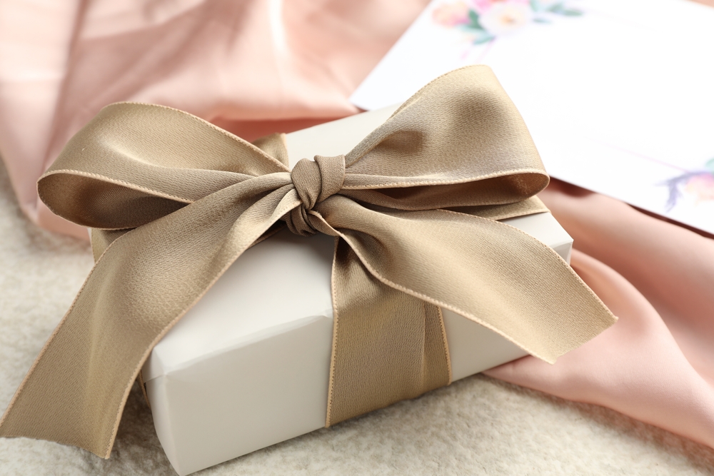 Elegantno upakovana poklon kutija sa mašnom kao simbol poklon seta za godišnjicu