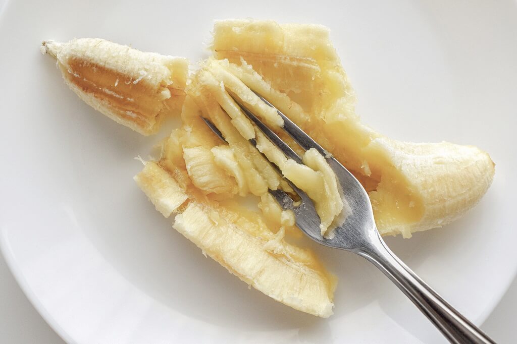 Pravljenje kaše od banane sa viljuškom