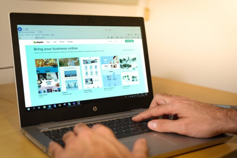 momak koristi shopify platformu na laptopu