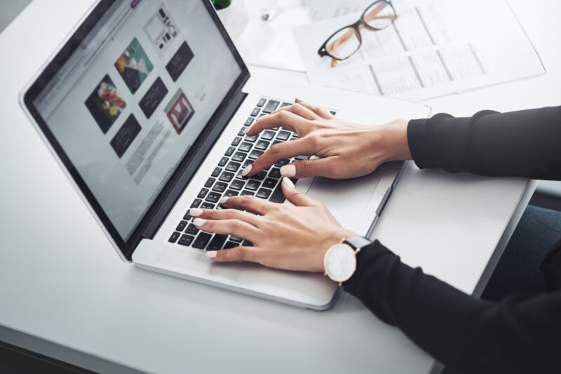 osoba koristi laptop