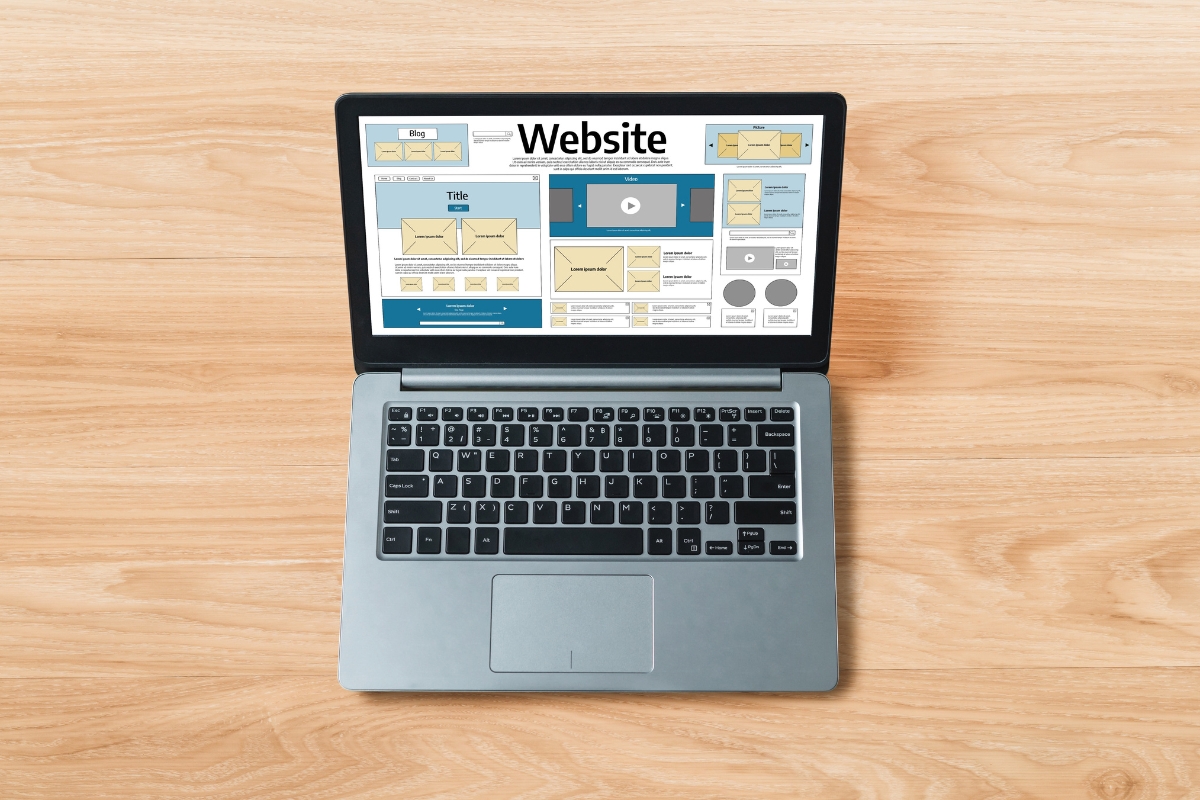 prikaz izrade sajta na laptopu