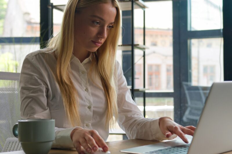 devojka plave kose koristi laptop