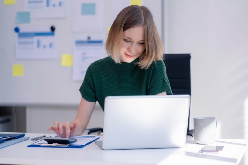 devojka koristi laptop