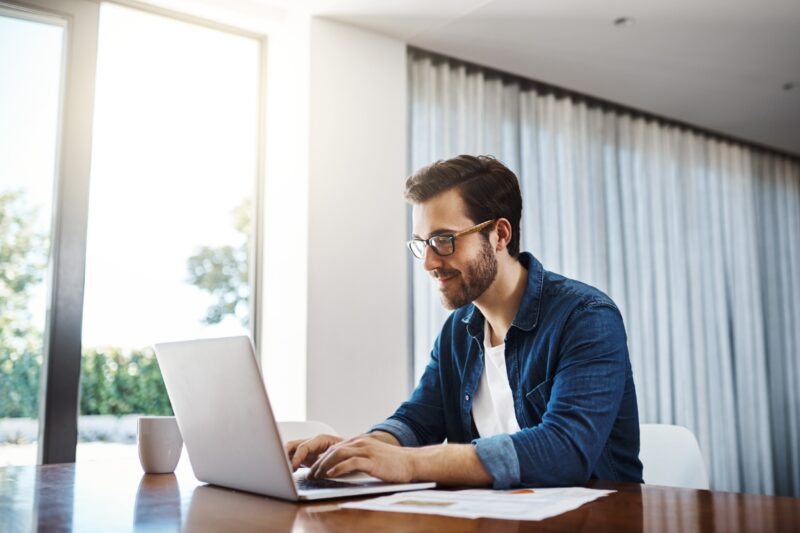 muškarac koristi laptop