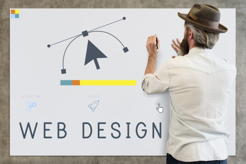 osoba pravi šemu za web design na sajtu