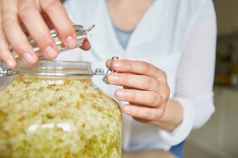 osoba pravi sok od zove u tegli