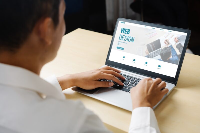 osoba radi na sajtu preko laptopa