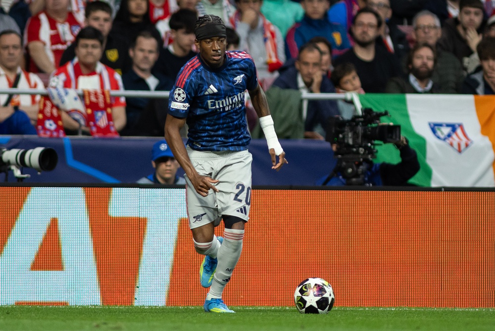 Arsenalov fudbaler tokom utakmice Lige šampiona pred punim stadionom
