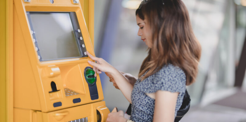Korisnica koristi KYC terminal za identifikaciju na kripto platformi