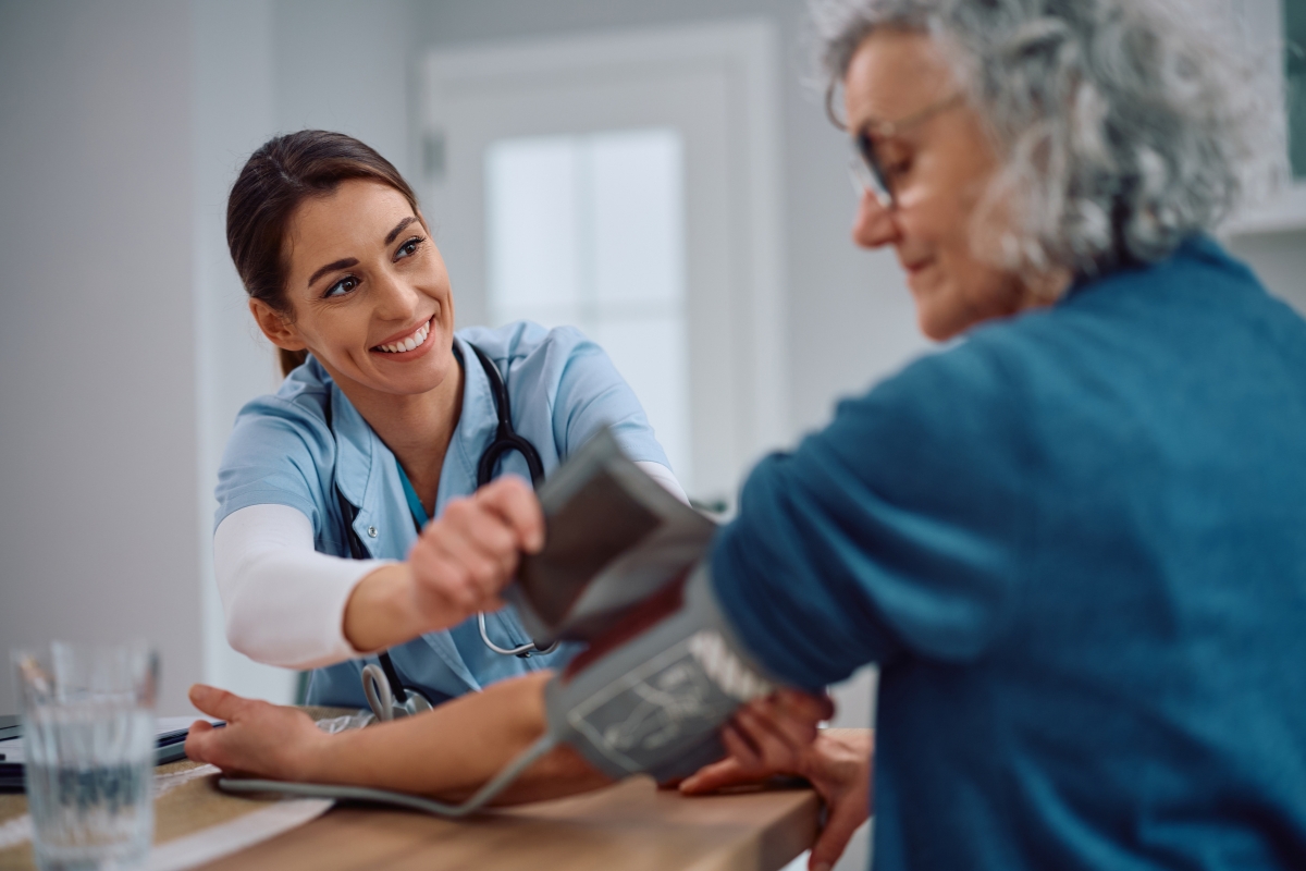 prikaz medicinske sestre koja meri pritisak starijoj osobi