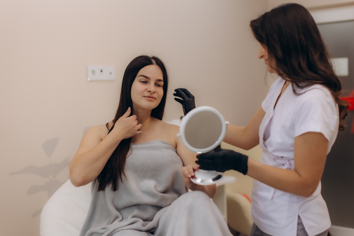 medicinski kozmetičar i devojka u salonu